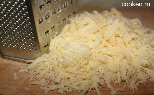 Натираем на терке сыр