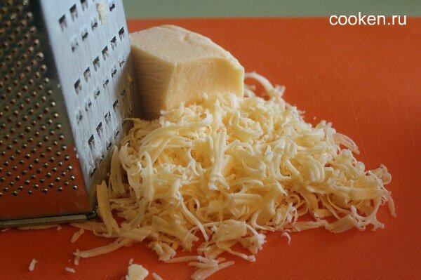 Натираем сыр на терке