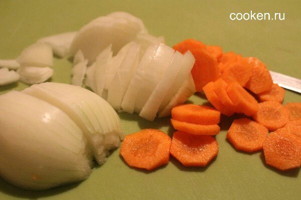 Нарежем лук и морковь