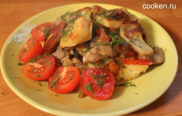 Картошка с грибами и овощами - готовое блюдо