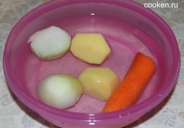 Почистить картофель, лук и морковь