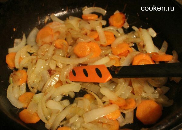 Поджарим на сковороде лук с морковью