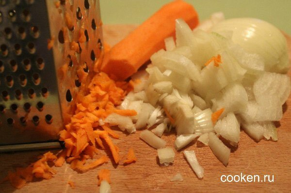 Натираем морковь, режем лук