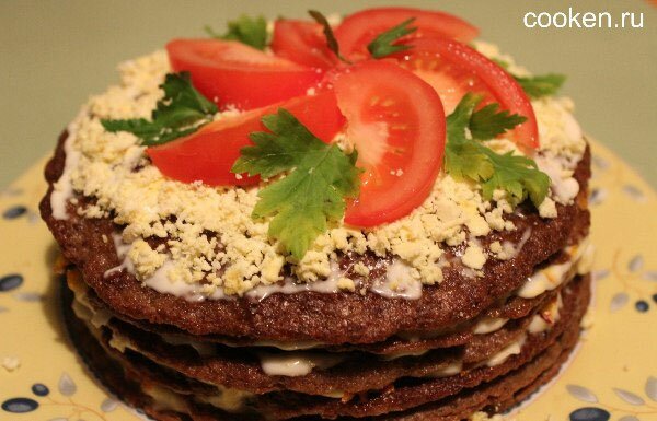Сверху торт из печени украсим зеленью, помидорами и яичным желтком
