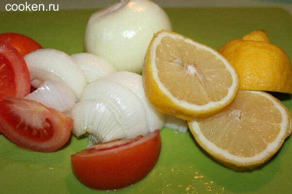 Крупно нарезаем овощи и лимон