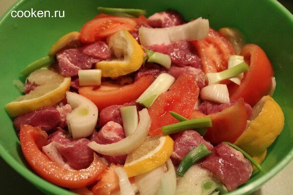 Обкладываю овощами мясо в миске