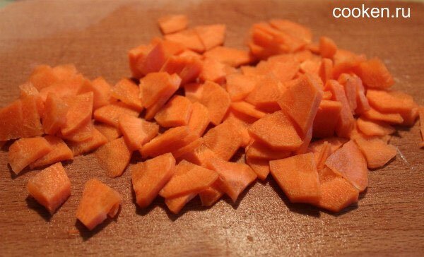 Морковь нарезаю кружочками