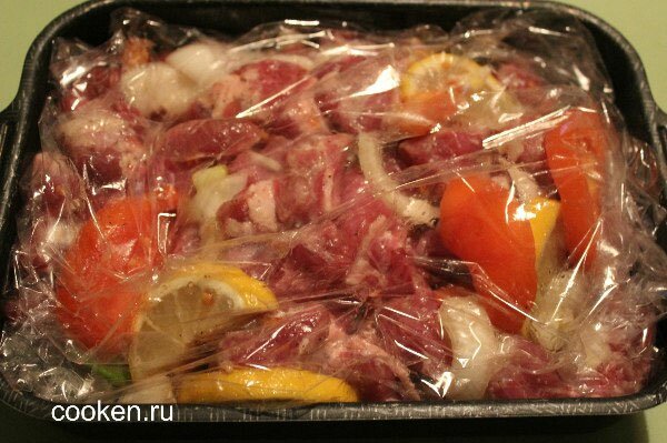 Мясо с овощами заворачиваем в пакет для запекания - и в духовку