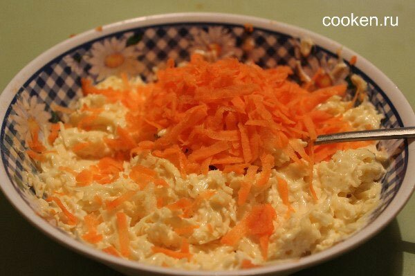 Добавляем в сырнкую массу свежую натертую морковь