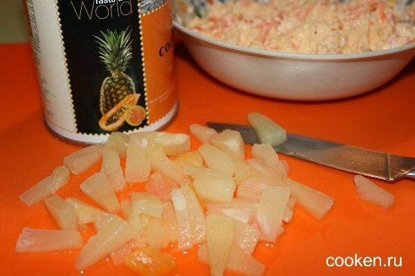 Консервированный ананас режем на брусочки