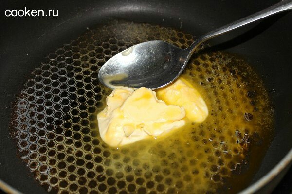 Растопим масло на сковороде