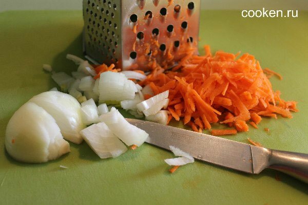 Режем лук, натираем на терке морковь