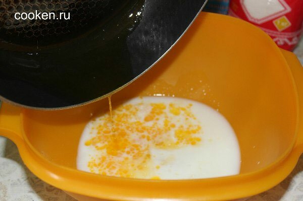 В миску выльем кефир, яйцо и масло