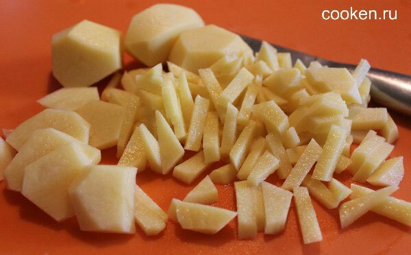 Картошку нарезаем кубиками