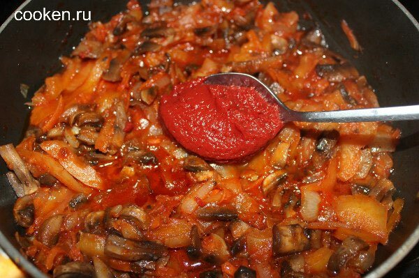 Добавляем к овощам томатную пасту