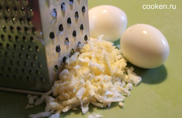 На терке натрем вареные яйца