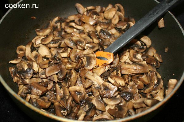 Обжарим грибы на сковороде