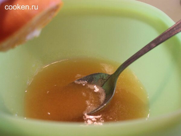 Добавим в растопленный мед сок апельсина