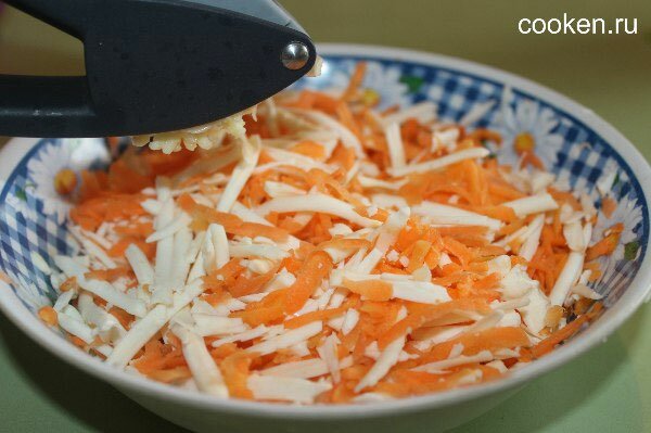 Добавлю в морковно-сырную смесь давленный чеснок