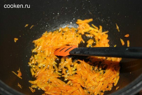 Обжариваем морковь на сковороде или в казане