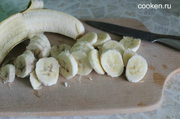 Банан нарезаем кружочками
