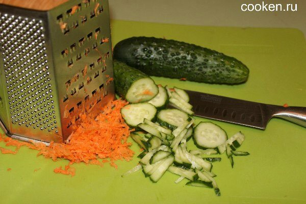 Нарезаю огурцы и натираю морковь