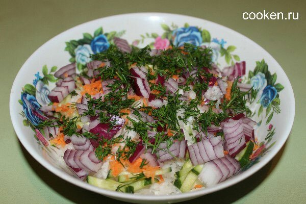 Перекладываю нарезанные овощи в салатник