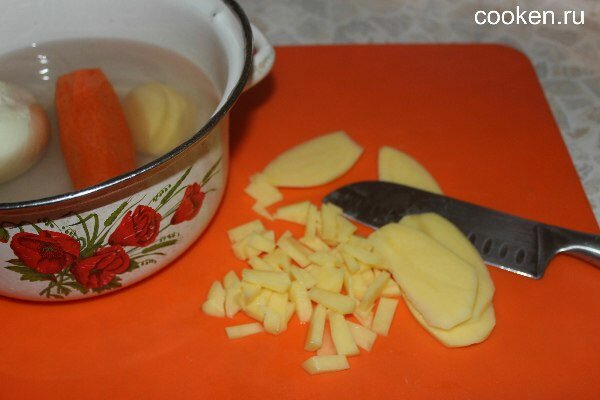 Картофель мелко нарезаем