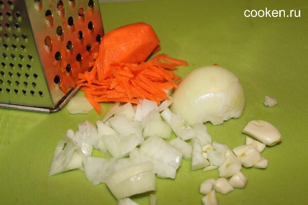 Режем лук, натираем морковь