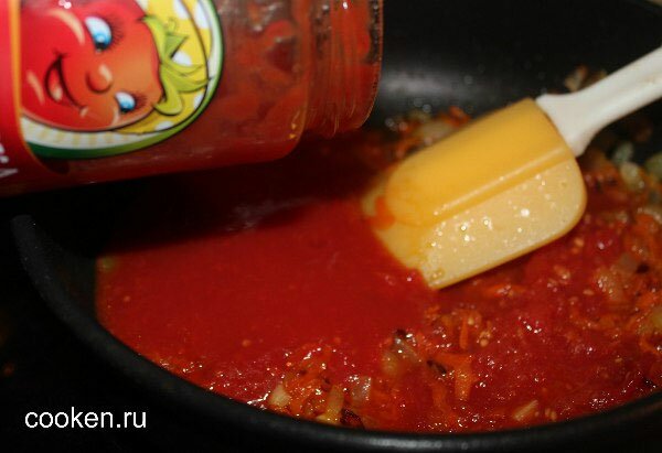 Добавляем томатный сок в сковороду