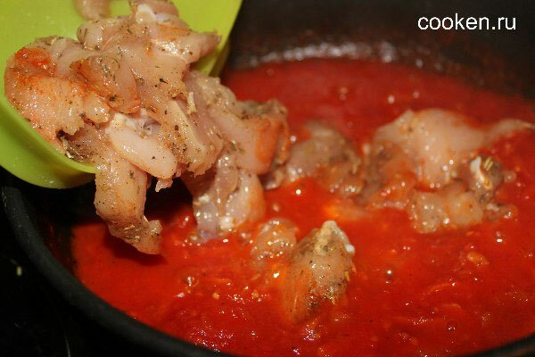 Выкладываем курицу на сковороду с томатным соусом