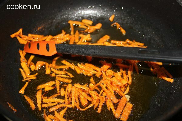 Морковку обжарим на сковороде