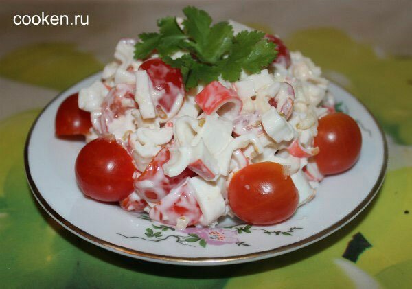 Готовый салат из крабовых палочек и помидоров