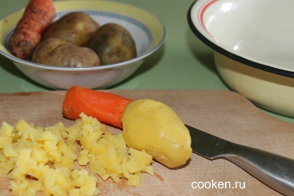 Морковь и картошку нарезаем маленькими кубиками