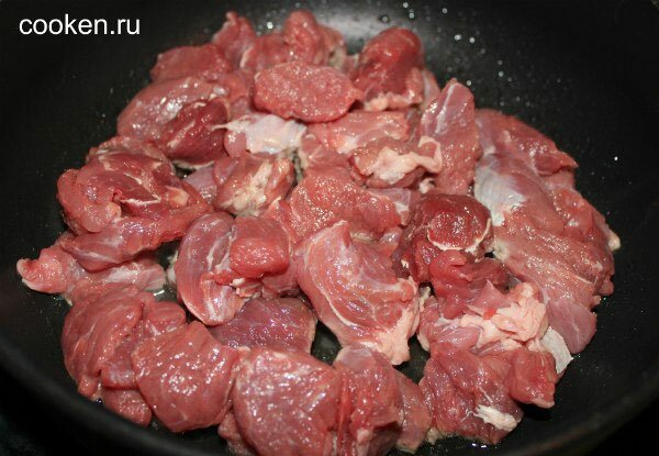 Обжариваем мясо на сковороде