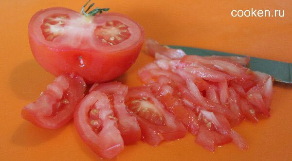 Режем брусочками помидоры