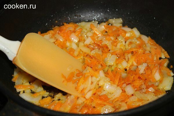 Добавляем морковь к луку на сковороду